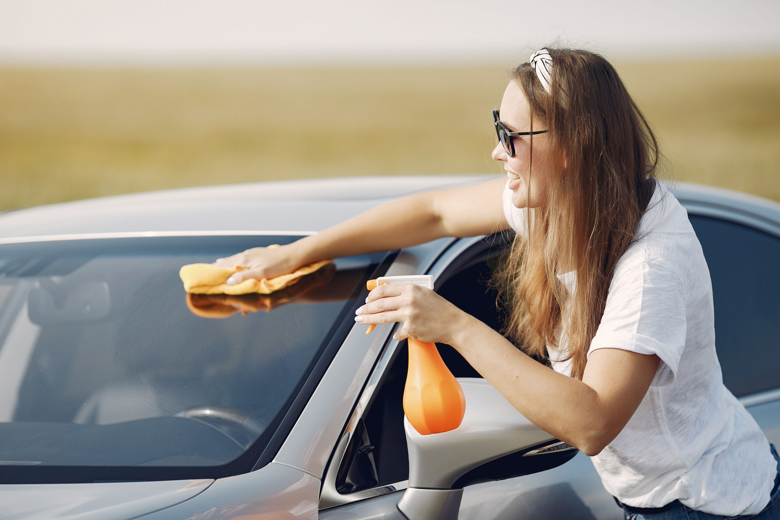 Come prendersi cura dei vetri dell’auto in estate